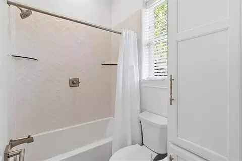 Bath - 128 Juniper Ct, Mandeville, LA 70471 photo 2 of 8