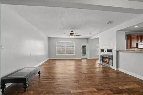 Living - 1002 Deborah Dr, Slidell, LA 70461 photo 2 of 4