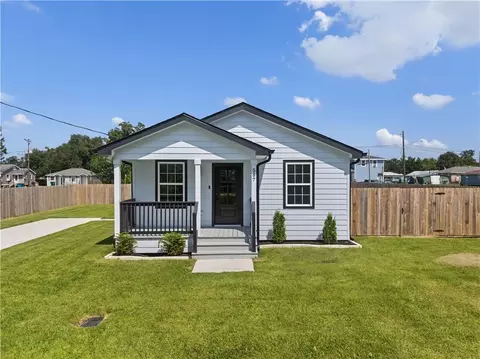 587 W Easy St, Destrehan, LA 70047