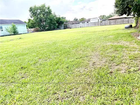 4622 Majestic Oaks Dr, New Orleans, LA 70126