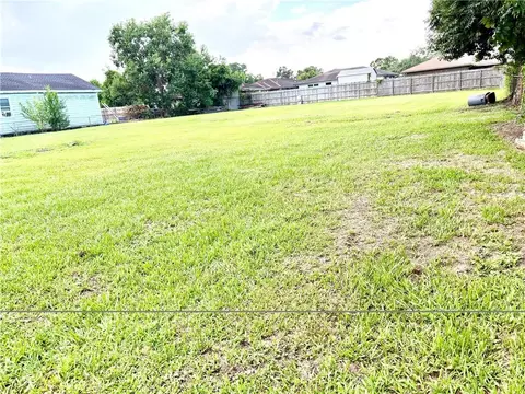 4626 Majestic Oaks Dr, New Orleans, LA 70126