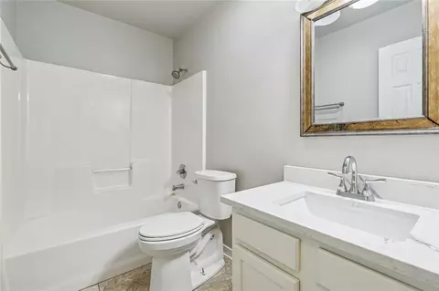 Bath - 402 Barton Ave, Luling, LA 70070 photo 1 of 2