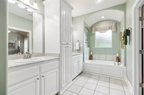 Bath - 209 Beebalm Cir, Covington, LA 70435 photo 2 of 3