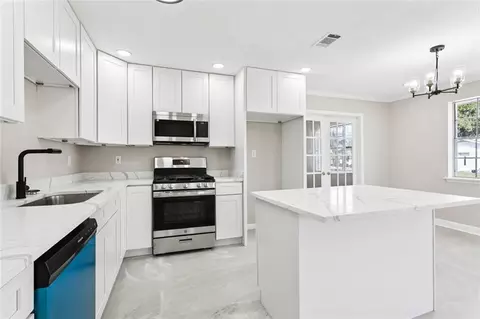 Kitchen - 641 Cameron Ct, Kenner, LA 70065 photo 2 of 2