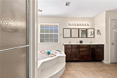 Bath - 428 Willowdale Blvd, Luling, LA 70070 photo 2 of 3
