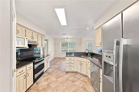 Kitchen - 428 Willowdale Blvd, Luling, LA 70070 photo 2 of 3