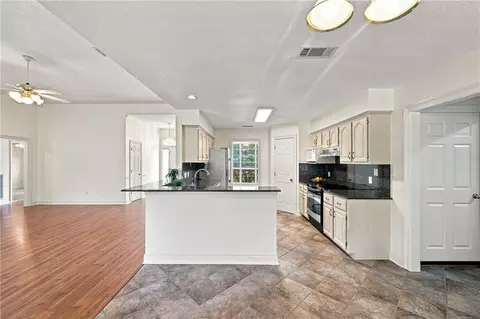Kitchen - 428 Willowdale Blvd, Luling, LA 70070 photo 3 of 3