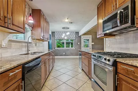 Kitchen - 4237 Indiana Ave, Kenner, LA 70065 photo 2 of 3