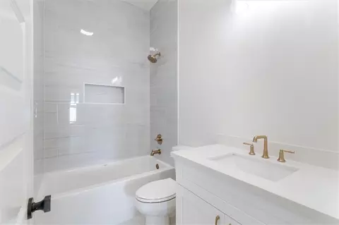 Bath - 301 W 27th Ave, Covington, LA 70433 photo 1 of 2