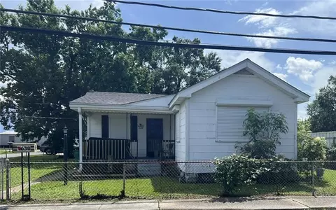 1638 Stafford St, Gretna, LA 70053