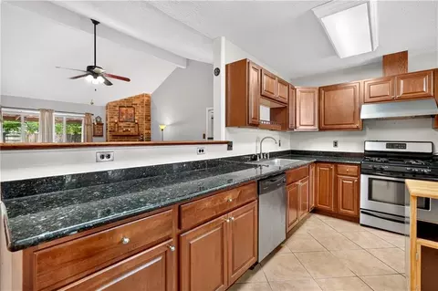 Kitchen - 302 Somersset Dr, Slidell, LA 70458 photo 4 of 5