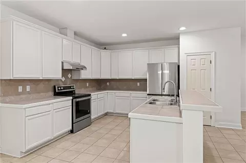 Kitchen - 629 Woodburne Loop, Covington, LA 70433 photo 2 of 3