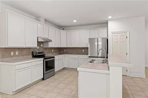 Kitchen - 629 Woodburne Loop, Covington, LA 70433 photo 2 of 3