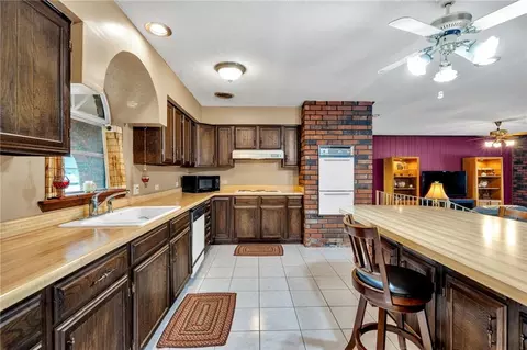 Kitchen - 313 Santa Cruz Ct, Luling, LA 70070 photo 3 of 5