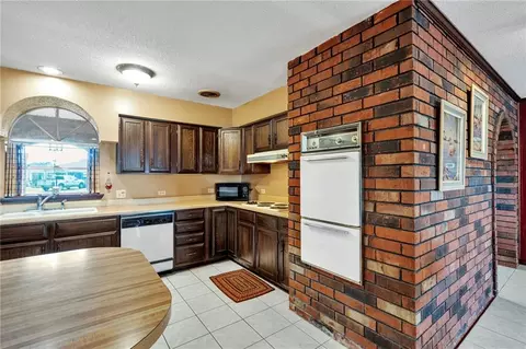 Kitchen - 313 Santa Cruz Ct, Luling, LA 70070 photo 2 of 5