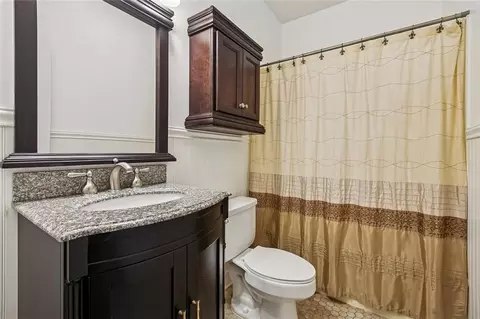 Bath - 573 Oak St, Norco, LA 70079 photo 3 of 4