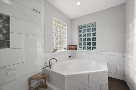 Bath - 204 Laurel Ct, Luling, LA 70070 photo 2 of 3