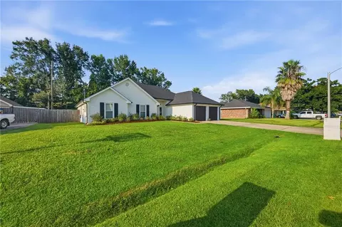 Exterior - 204 Laurel Ct, Luling, LA 70070 photo 2 of 4