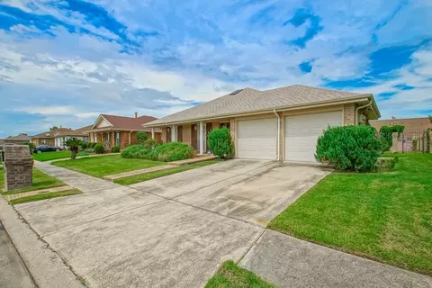 5713 E Louis Prima Dr, New Orleans, LA 70128
