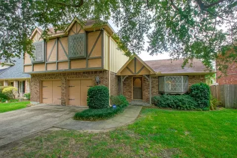 4520 Chateau Dr, Metairie, LA 70002
