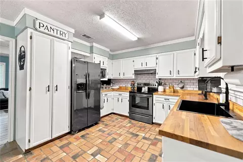 Kitchen - 16267 Black Mud Rd, Walker, LA 70785 photo 1 of 3