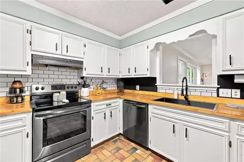 Kitchen - 16267 Black Mud Rd, Walker, LA 70785 photo 2 of 3