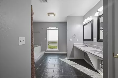 Bath - 513 Maryland Dr, Luling, LA 70070 photo 1 of 3