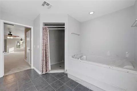 Bath - 513 Maryland Dr, Luling, LA 70070 photo 2 of 3