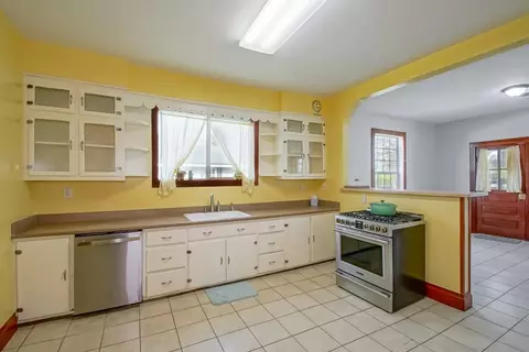Kitchen - 12563 River Rd, Luling, LA 70070 photo 3 of 3