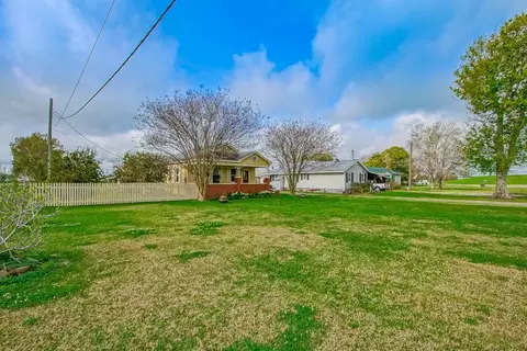 Exterior - 12563 River Rd, Luling, LA 70070 photo 5 of 11