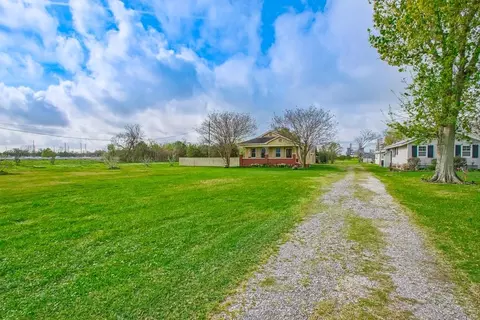 Exterior - 12563 River Rd, Luling, LA 70070 photo 4 of 11