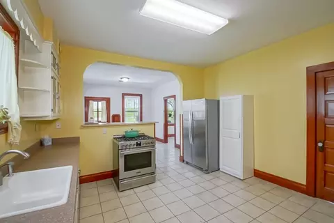 Kitchen - 12563 River Rd, Luling, LA 70070 photo 2 of 3