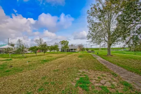 Exterior - 12563 River Rd, Luling, LA 70070 photo 10 of 11