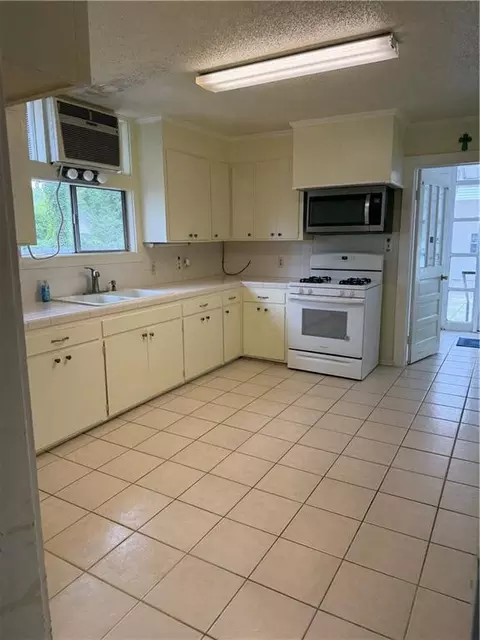 Kitchen - 507 E Thomas St, Hammond, LA 70401 photo 2 of 2