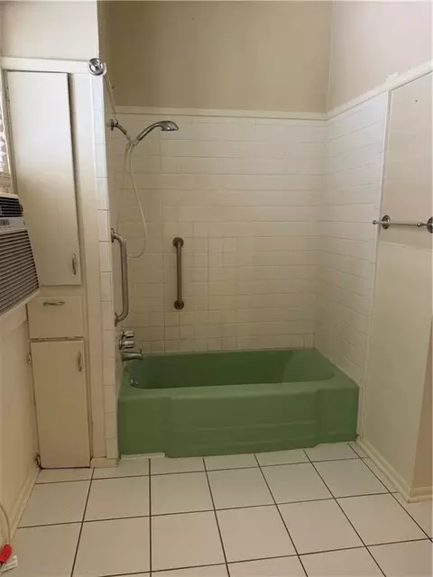 Bath - 507 E Thomas St, Hammond, LA 70401 photo 2 of 5