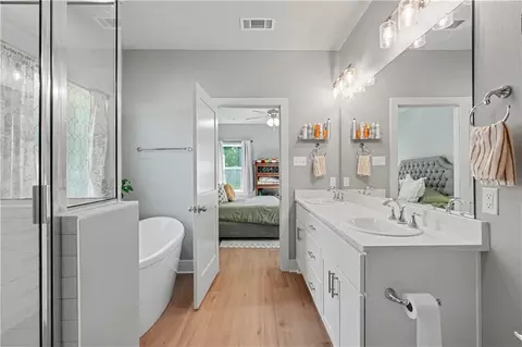 Bath - 72656 Robindale Dr, Covington, LA 70435 photo 1 of 2