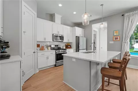 Kitchen - 72656 Robindale Dr, Covington, LA 70435 photo 2 of 3