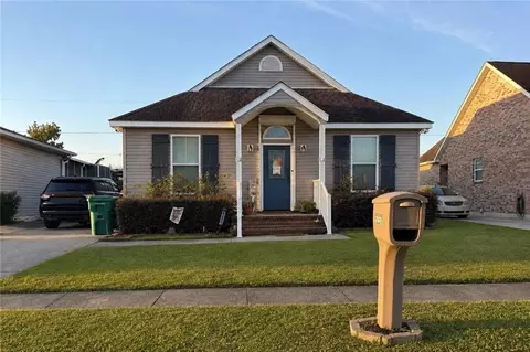 5237 Warwick Dr, Marrero, LA 70072