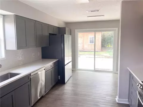 Kitchen - 1433 Sunset Dr, Slidell, LA 70460 photo 3 of 3