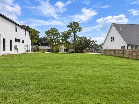 Colonial Club Drive, Harahan, LA 70123