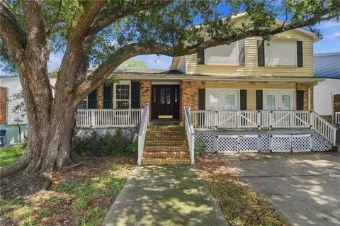 565 Oakwood Dr, Gretna, LA 70056