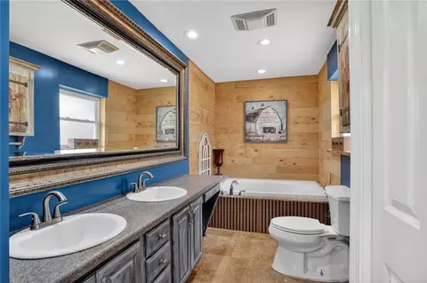 Bath - 45 E Carmack Dr, Chalmette, LA 70043 photo 2 of 5