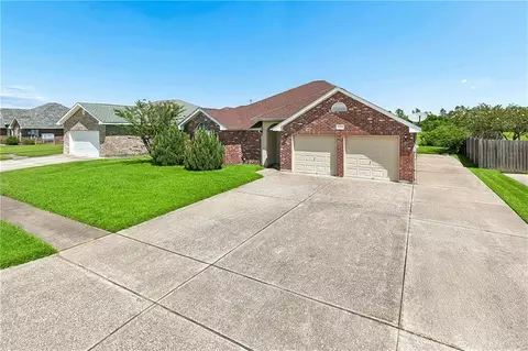 2356 Country Club Dr, Laplace, LA 70068