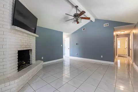 Living - 206 S Queens Dr, Slidell, LA 70458 photo 5 of 7