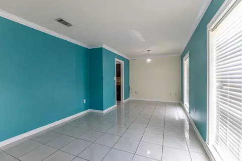 Living - 206 S Queens Dr, Slidell, LA 70458 photo 2 of 7
