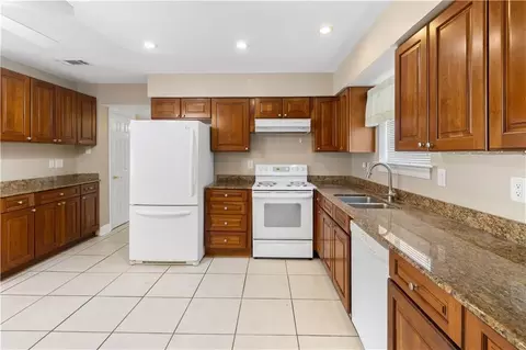 Kitchen - 5000 Willowtree Rd, Marrero, LA 70072 photo 3 of 4