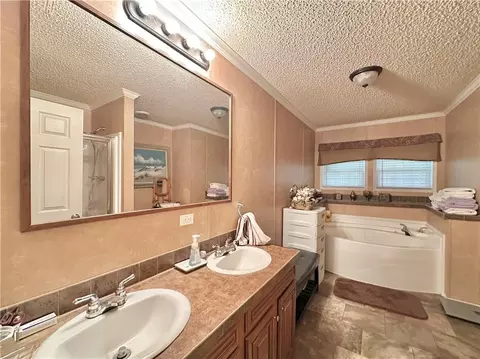Bath - 32000 Tetanne Dr, Springfield, LA 70462 photo 1 of 3