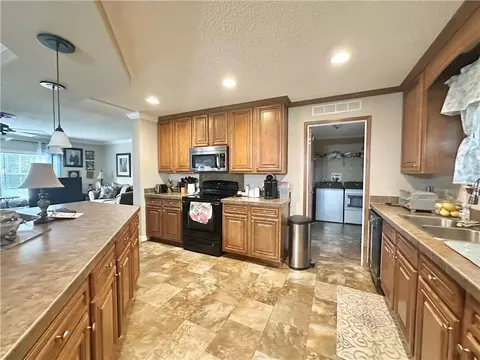 Kitchen - 32000 Tetanne Dr, Springfield, LA 70462 photo 3 of 4