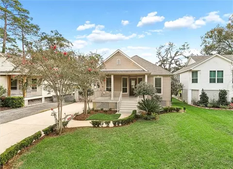 Exterior - 401 Depre St, Mandeville, LA 70448 photo 2 of 10