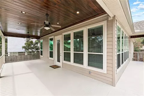 Exterior - 401 Depre St, Mandeville, LA 70448 photo 6 of 10